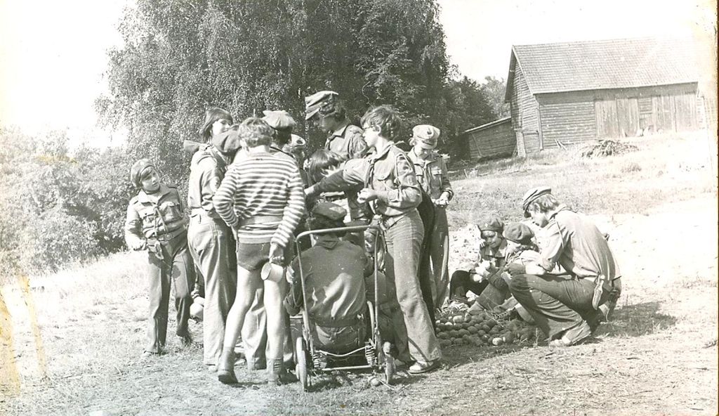 Plik:1977 Miedzno. Obóz stały Szczepu SP 10 Gdynia. 22 GDH035 fot. D.Zabrocki.jpg