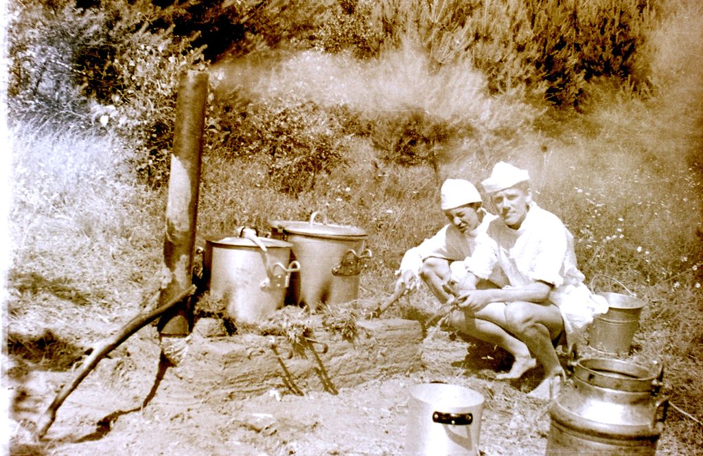 Plik:1957-58 Obóz stały w Bieszczadach. Watra 129 fot. Z.Żochowski.jpg