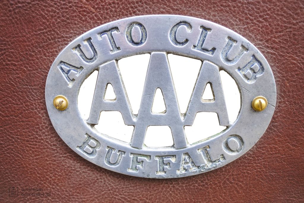 Plik:1926 28 Jerzy Jeliński podróż dookoła świata odznaki automobilowe Buffalo-2.jpg