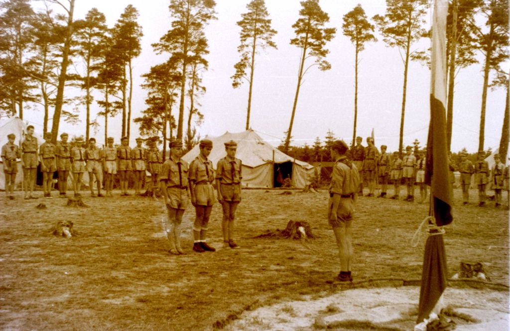 Plik:1956-60 Obóz harcerzy z Gdyni. Watra011 fot. Z.Żochowski.jpg