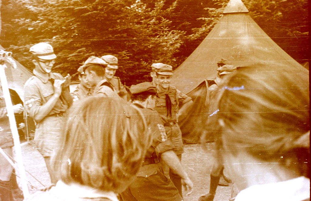 Plik:1957-58 Obóz stały w Bieszczadach. Watra 076 fot. Z.Żochowski.jpg