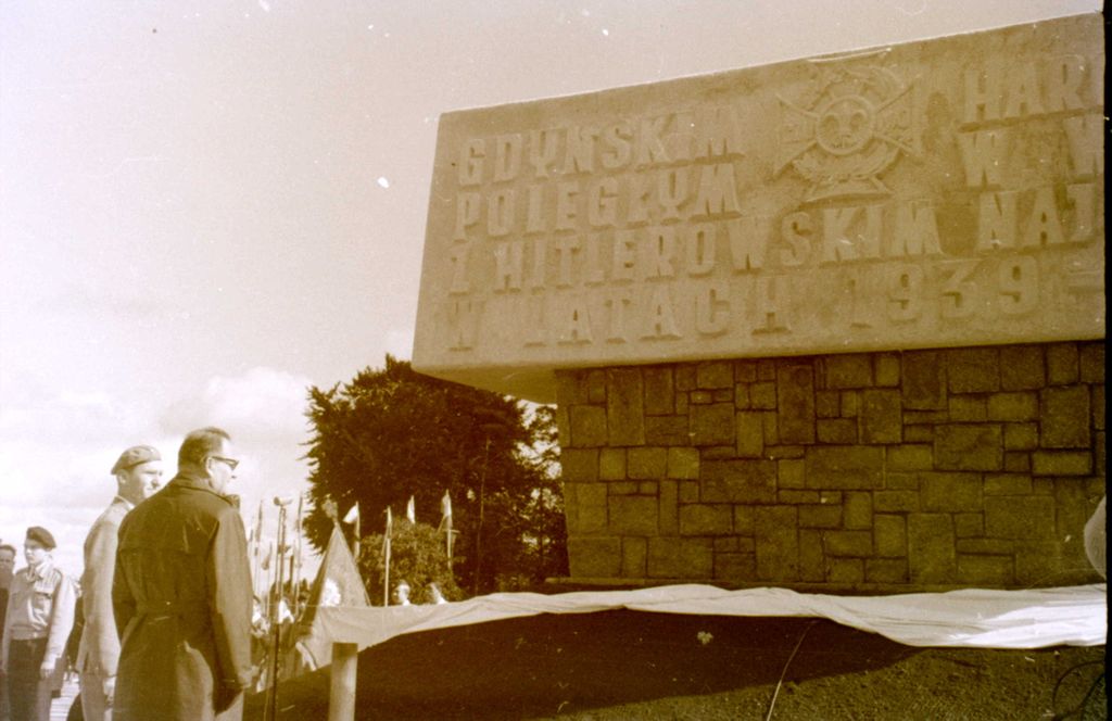 Plik:1966 Odsłonięcie pomnika harcerzy w Gdyni. Watra 021 fot. Z.Żochowski.jpg