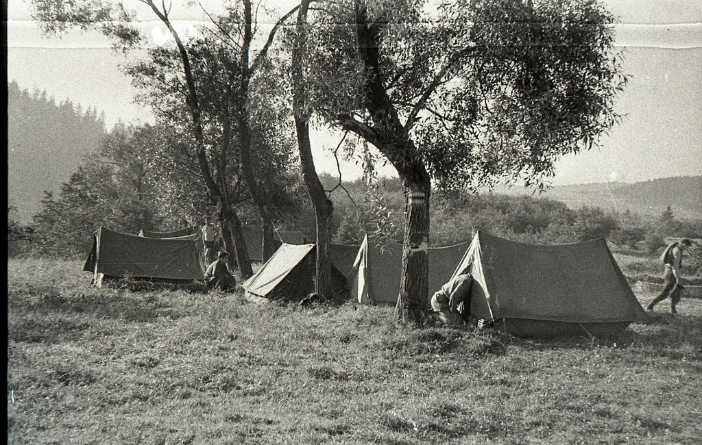 Plik:1956-60 Obóz wędrowny. Bieszczady. 2 GDH Watra 047 fot. Z.Żochowski.jpg