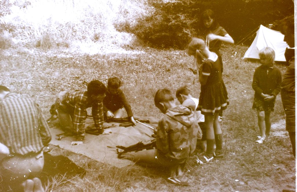 Plik:1966-69 Obóz wędrowny Wyspa Wolin, Szczecin. Watra 013 fot. Z.Żochowski.jpg