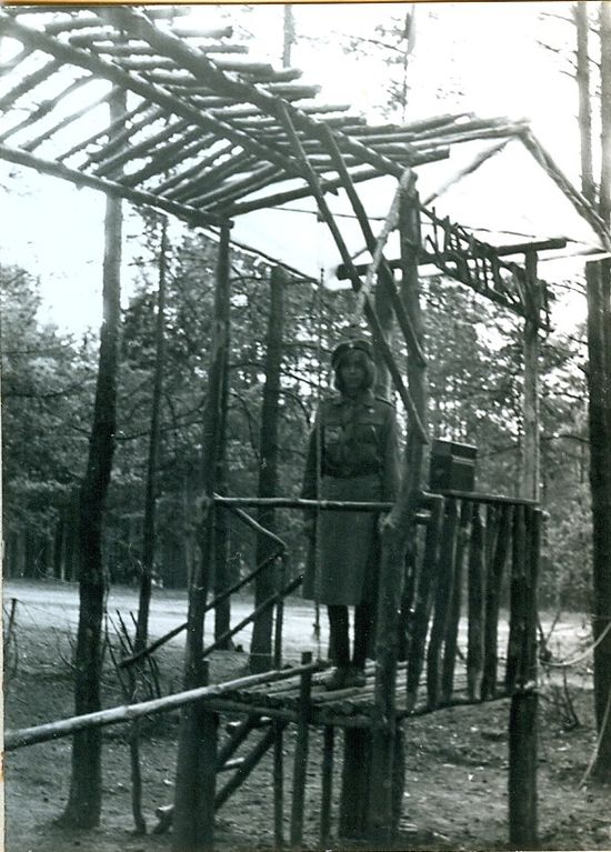 Plik:1977 Miedzno. Obóz stały Szczepu SP 10 Gdynia. 22 GDH091 fot. D.Zabrocki.jpg