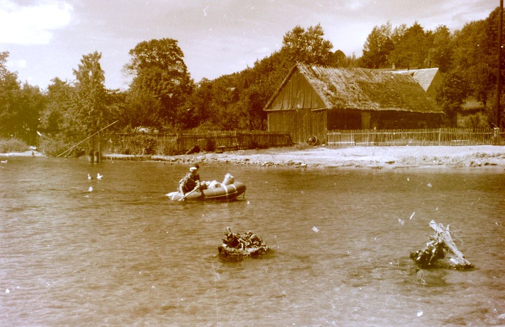 Plik:1968 Radunia. Spływ pontonowy. Watra 005 fot. Z.Żochowski.jpg