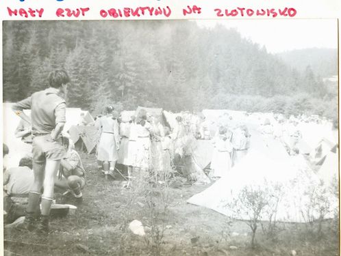 1984 Szczawa. Zlot byłych partyzantów AK z udziałem harcerzy. Szarotka028 fot. J.Kaszuba.jpg