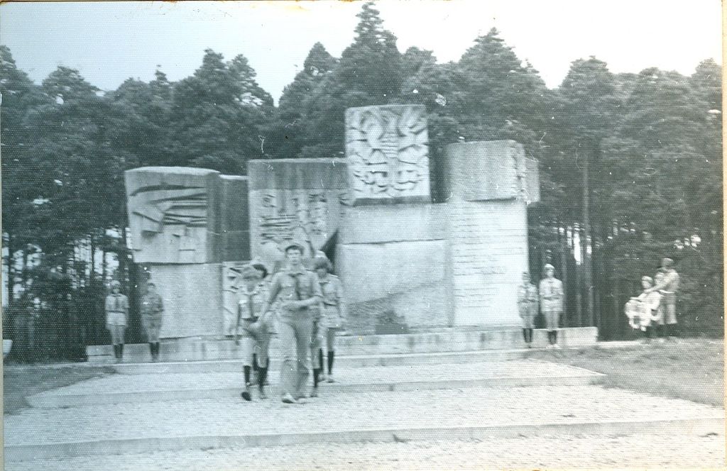 Plik:1977 Miedzno. Obóz stały Szczepu SP 10 Gdynia. 22 GDH111 fot. D.Zabrocki.jpg