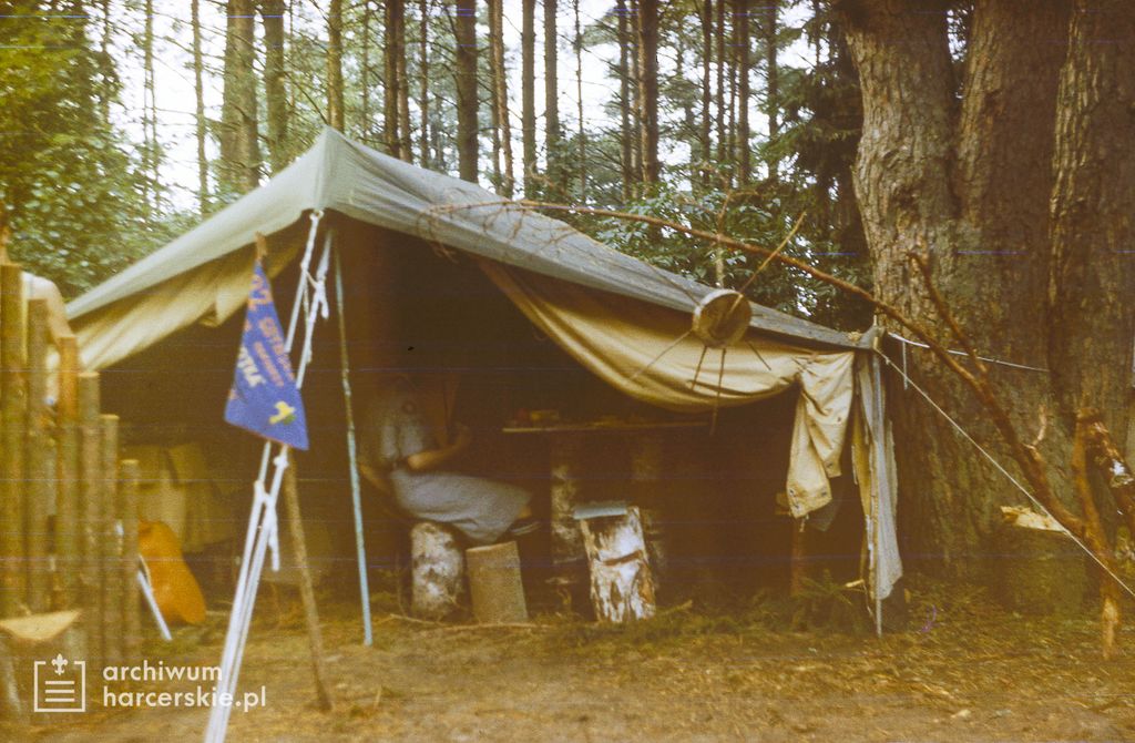 Plik:1985-07 08 Jez.Białe k. Machar Szarotka obóz stały Buchtowisko fot.J.Kaszuba 034.jpg