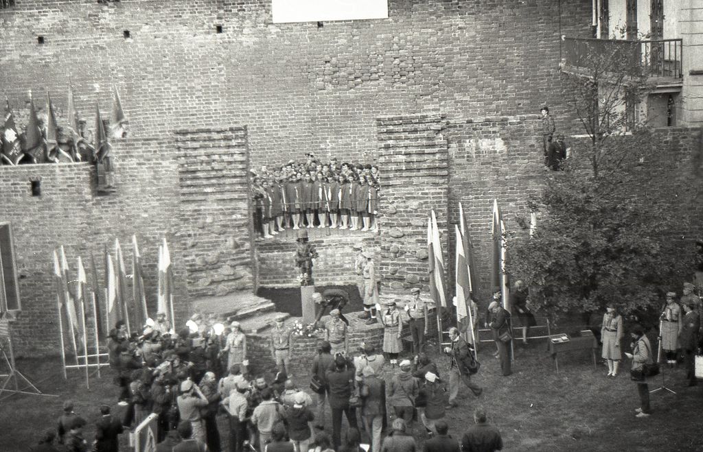 Plik:1983 1-2 X Odsłonięcie pomnika Małego Powstańca. Szarotka014 fot. J.Kaszuba.jpg