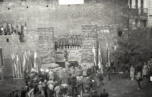 1983 1-2 X Odsłonięcie pomnika Małego Powstańca. Szarotka014 fot. J.Kaszuba.jpg