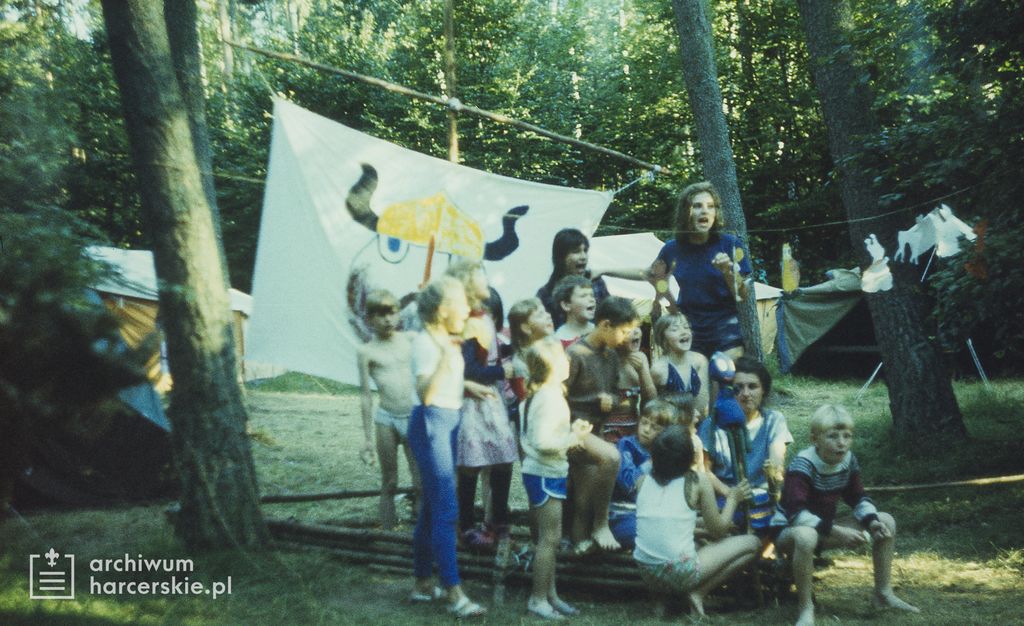 Plik:1987-07 Sąpy. jez.Jeziorak.Obóz Gniazdo. Szarotka 048 fot. J.Kaszuba.jpg