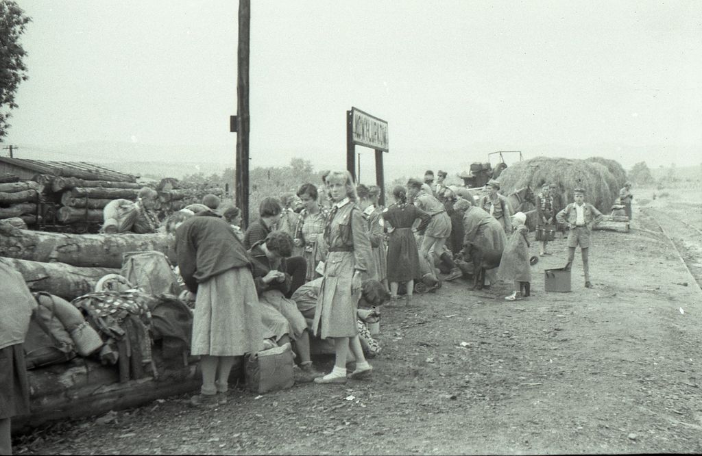 Plik:1957-58 Obóz stały w Bieszczadach. Watra 175 fot. Z.Żochowski.jpg