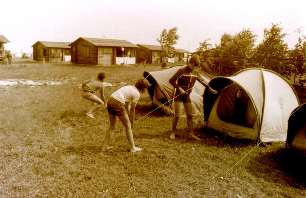 Plik:1980 Obóz wedrowny. Warmia i Mazury. Watra 009 fot. Z.Żochowski.jpg