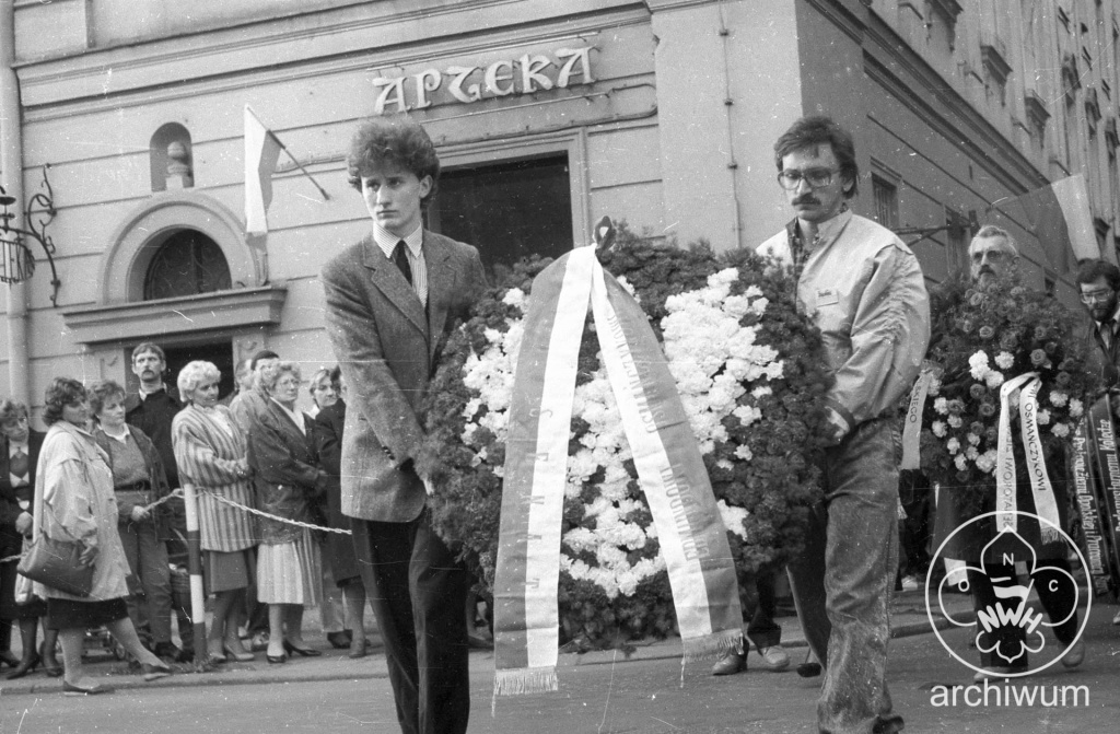Plik:1989-10 Opole pogrzeb Edmunda Osmanczyka 007.jpg