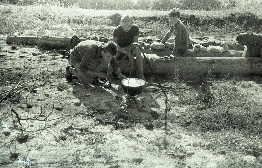 Plik:1956-60 Obóz wędrowny. Bieszczady. 2 GDH Watra 055 fot. Z.Żochowski.jpg