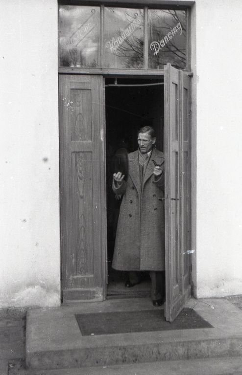 Plik:1957 Józef Grzesiak Czarny w Gdyni. Watra 002 fot. Z.Żochowski.jpg