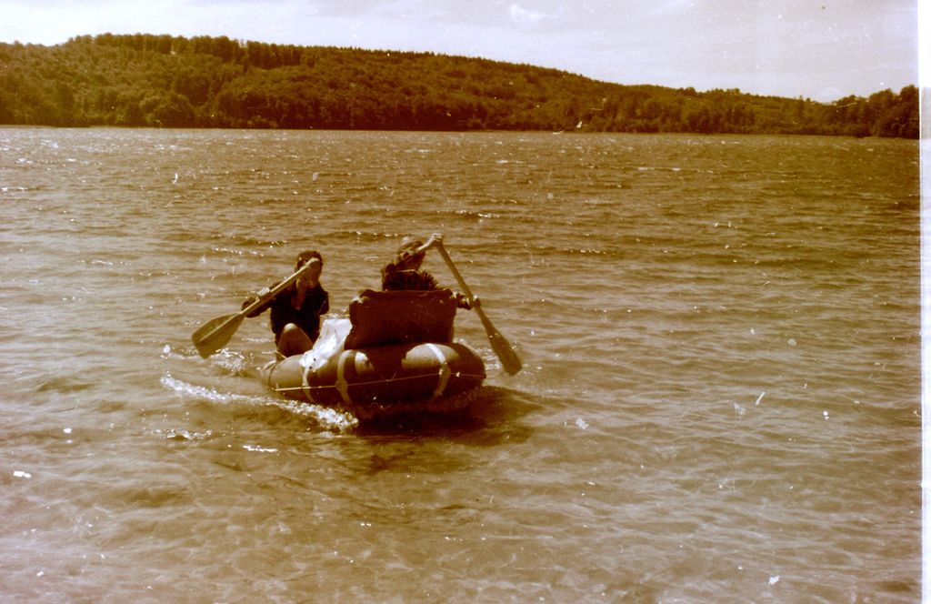 Plik:1968 Radunia. Spływ pontonowy. Watra 006 fot. Z.Żochowski.jpg