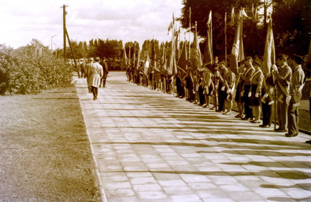 Plik:1966 Odsłonięcie pomnika harcerzy w Gdyni. Watra 004 fot. Z.Żochowski.jpg