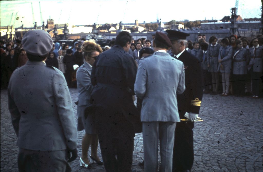 Plik:1972 Westerplatte. Sztandar dla Szczepu SP 30. Watra 031 fot. Z.Żochowski.jpg