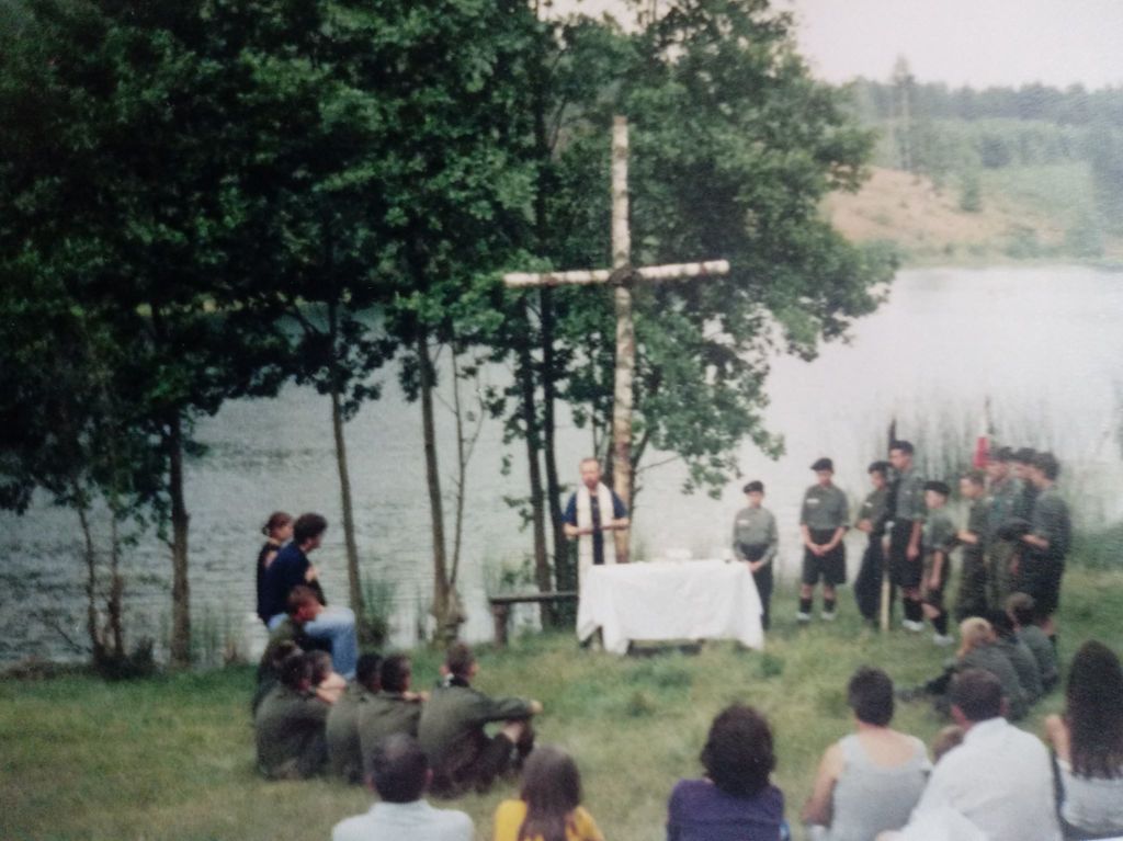 Plik:2001 Trzebuń. Obóz stały 95 GDH. Szarotka017 fot. P. i J. Ojowscy.jpg