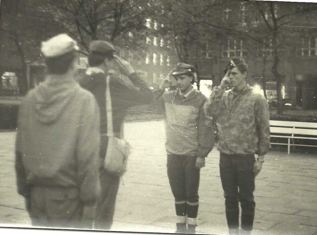 Plik:1985 Apel Szczepu Szarotka pod pomnikiem harcerzy w Gdyni . Szarotka004 fot. J.Kaszuba.jpg
