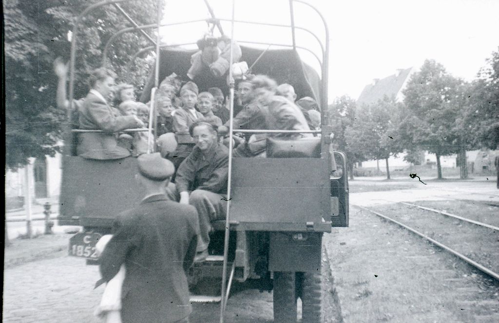 Plik:1947-48 Kolonie w Borkowie. Watra 036 fot. Z.Żochowski.jpg
