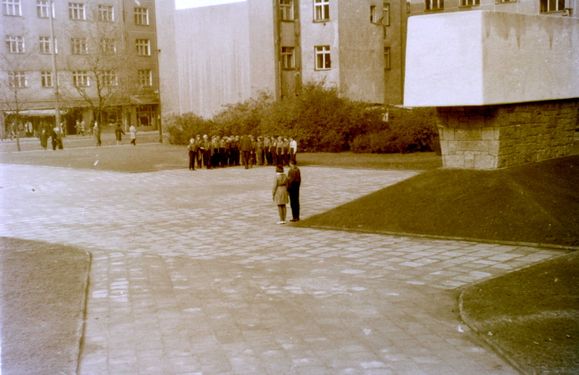 1966 Odsłonięcie pomnika harcerzy w Gdyni. Watra 043 fot. Z.Żochowski.jpg