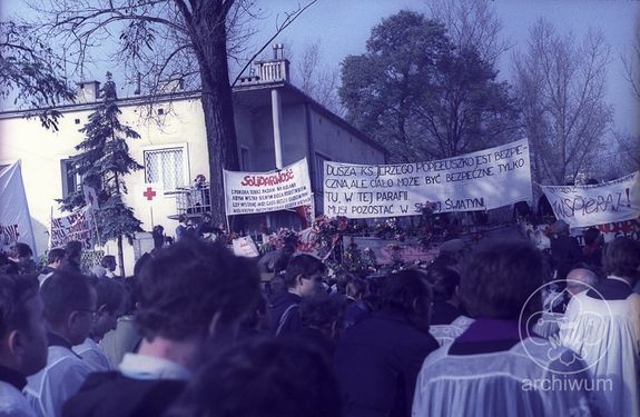 1984-11 Warszawa pogrzeb ks. Jerzego Popiełuszki Szczep Puszcza 026.jpg