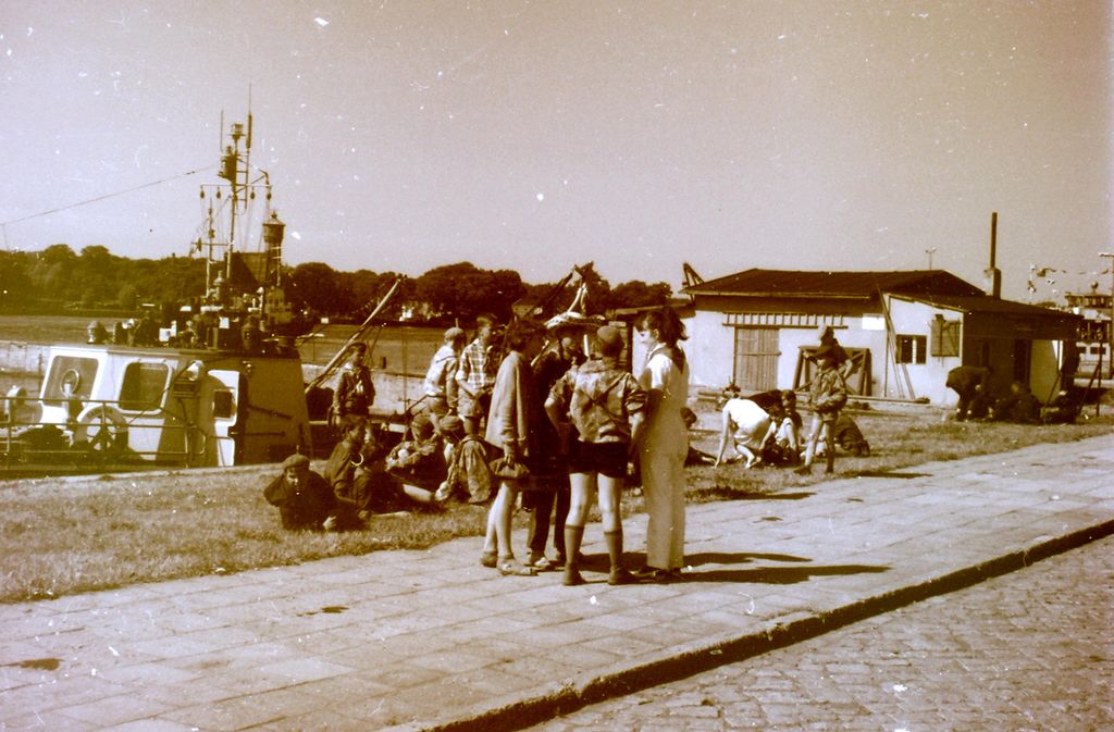 Plik:1966-69 Obóz wędrowny Wyspa Wolin, Szczecin. Watra 020 fot. Z.Żochowski.jpg