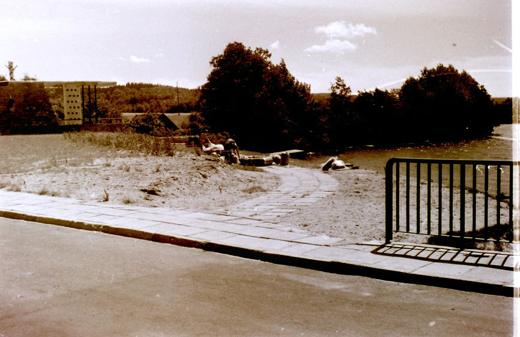 Plik:1968 Radunia. Spływ pontonowy. Watra 023 fot. Z.Żochowski.jpg