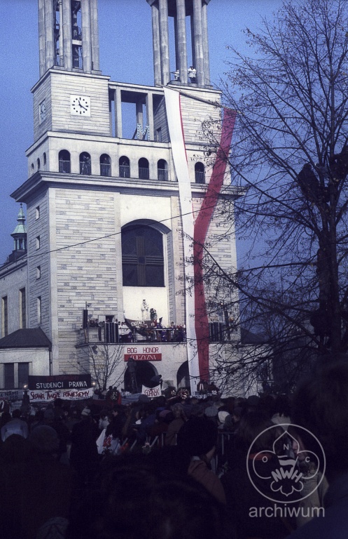 Plik:1984-11 Warszawa pogrzeb ks. Jerzego Popiełuszki Szczep Puszcza 023.jpg