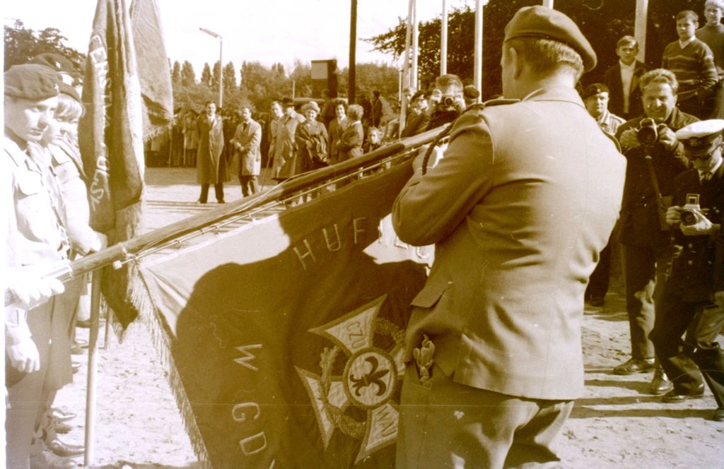 Plik:1966 Odsłonięcie pomnika harcerzy w Gdyni. Watra 034 fot. Z.Żochowski.jpg