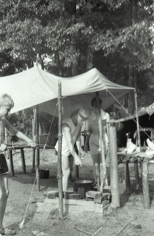 Plik:1985-07 08 Jez.Białe k. Machar Szarotka obóz stały Buchtowisko 155 fot. J.Kaszuba.jpg