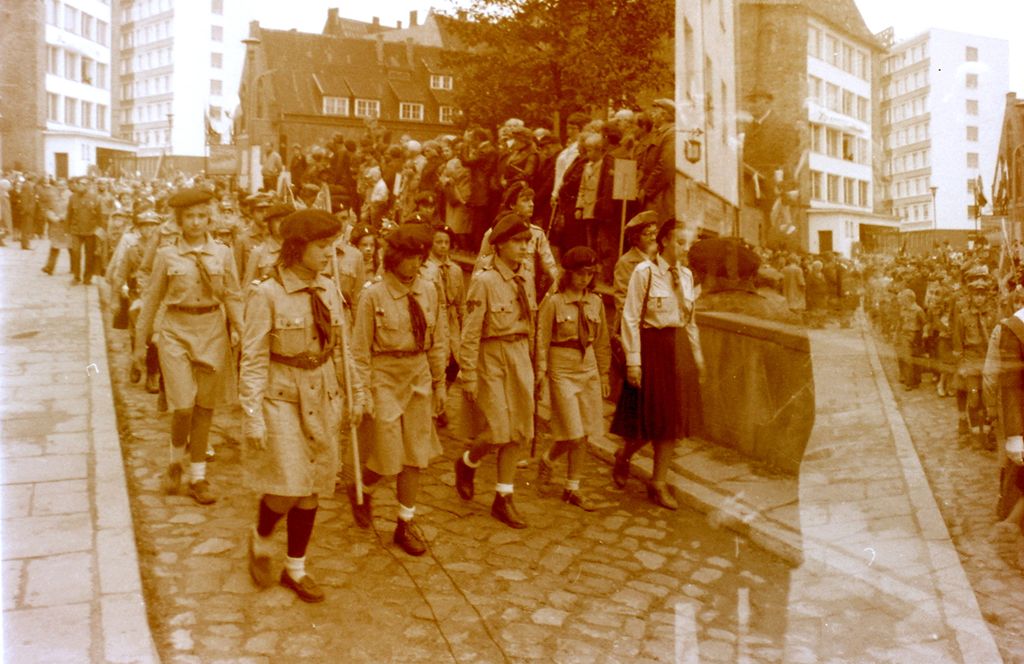 Plik:1981 Odsłonięcie tablicy na Domu Harcerza w Gdańsku. Watra 009 fot. Z.Żochowski.jpg