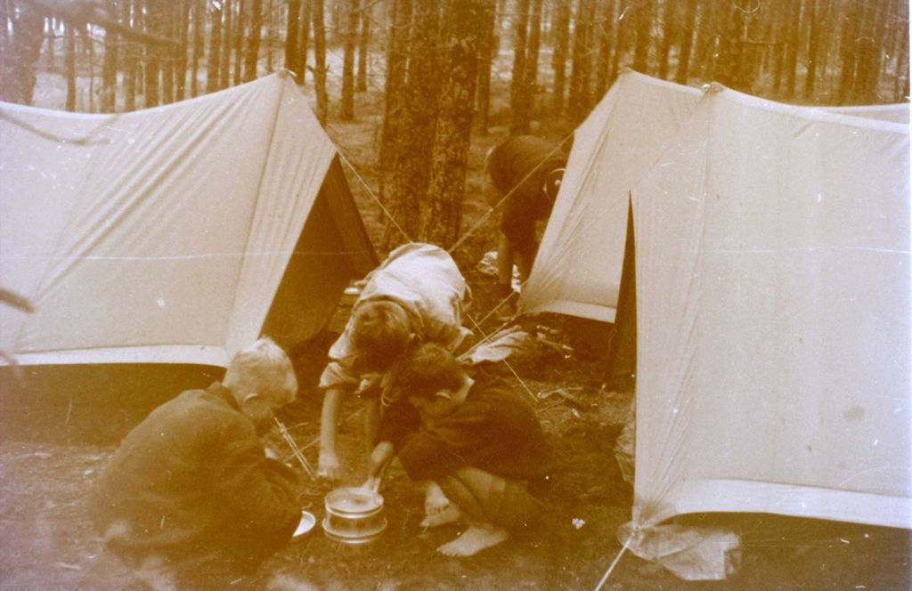 Plik:1956-60 Obóz harcerzy z Gdyni. Watra019 fot. Z.Żochowski.jpg