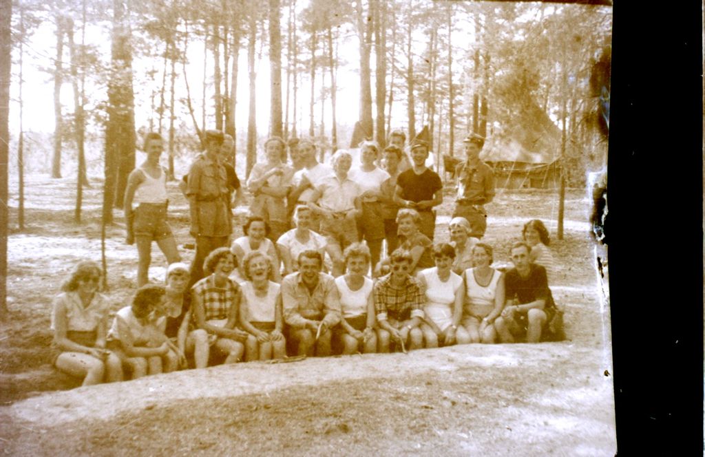 Plik:1956-60 Obóz harcerzy z Gdyni. Watra037 fot. Z.Żochowski.jpg