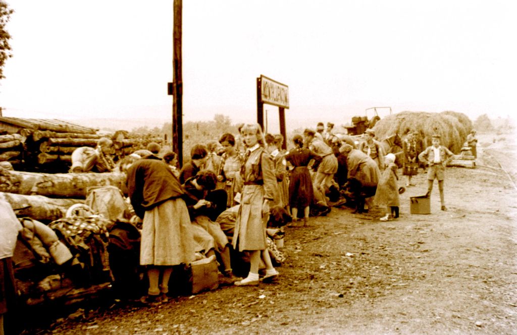 Plik:1957-58 Obóz stały w Bieszczadach. Watra 018 fot. Z.Żochowski.jpg