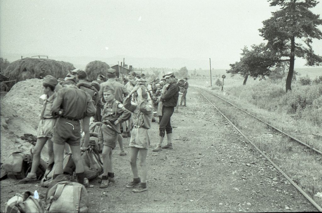 Plik:1957-58 Obóz stały w Bieszczadach. Watra 174 fot. Z.Żochowski.jpg