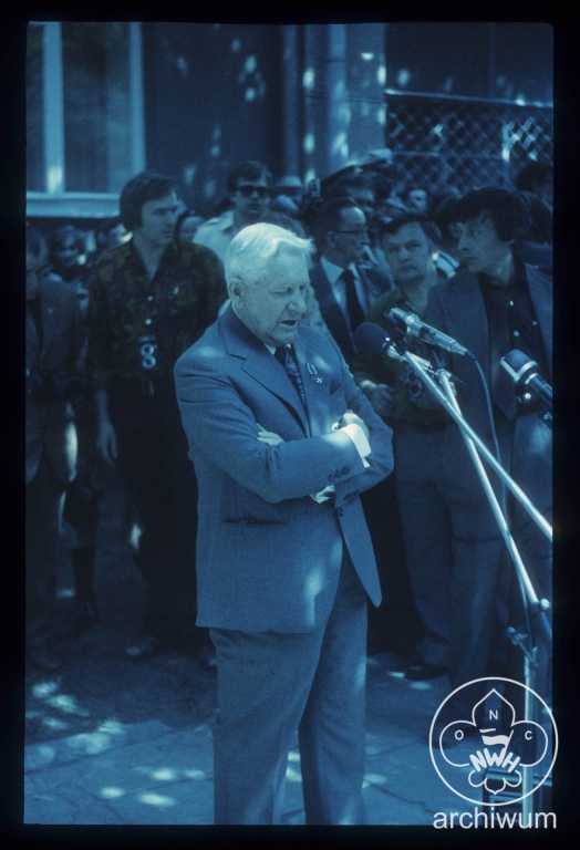 Plik:1981-08 Warszawa odsloniecie tablicy Grota Roweckiego 012.jpg