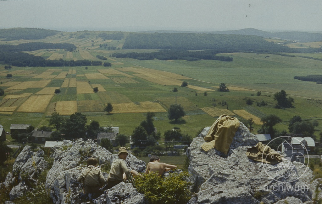 Plik:1982 Obóz kręgu ZAWISZA z Lublina Schron, Bor i Starówka Wierna Rzeka 054.jpg