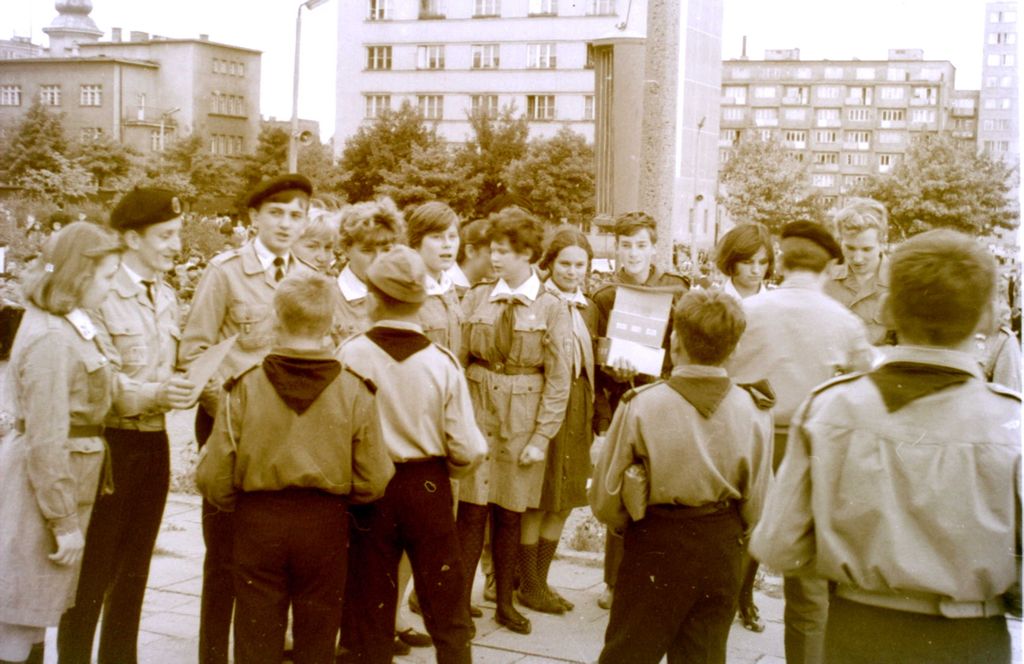 Plik:1966 Odsłonięcie pomnika harcerzy w Gdyni. Watra 059 fot. Z.Żochowski.jpg