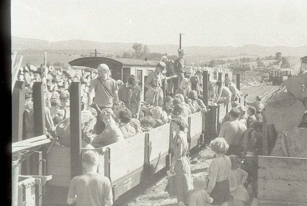 Plik:1956-60 Obóz wędrowny. Bieszczady. 2 GDH Watra 038 fot. Z.Żochowski.jpg