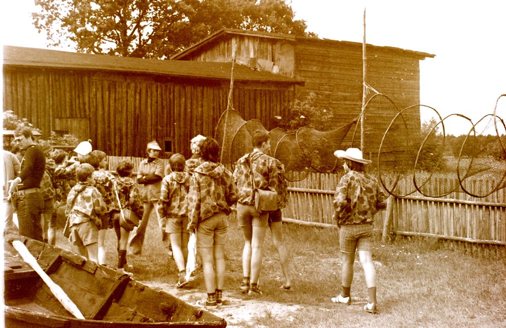 Plik:1976 Obóz wedrowny Jantar. Pobrzeżem Bałtyku. Watra 010 fot. Z.Żochowski.jpg