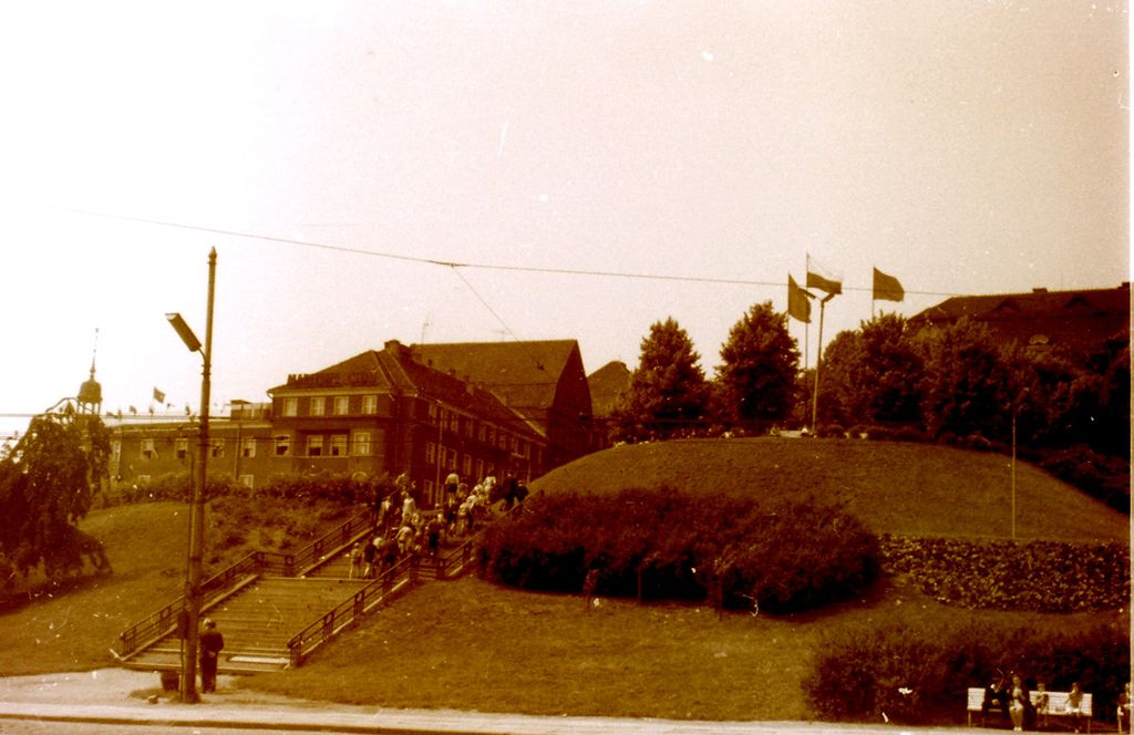 Plik:1966-69 Obóz wędrowny Wyspa Wolin, Szczecin. Watra 069 fot. Z.Żochowski.jpg