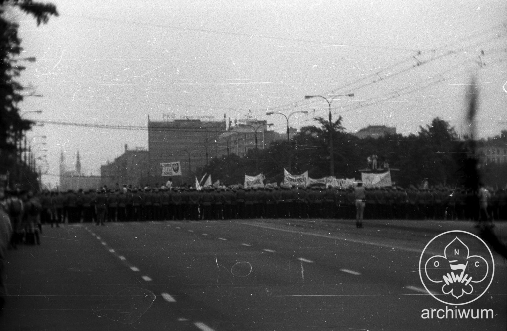 Plik:1987-06 Warszawa Biala Sluzba 32.jpg