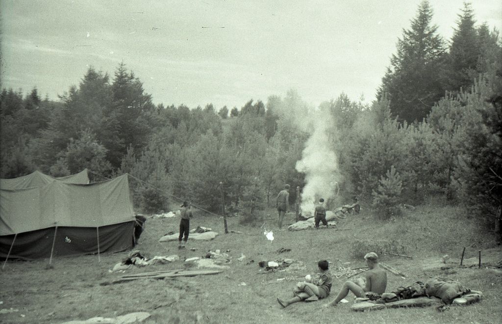 Plik:1957-58 Obóz stały w Bieszczadach. Watra 170 fot. Z.Żochowski.jpg