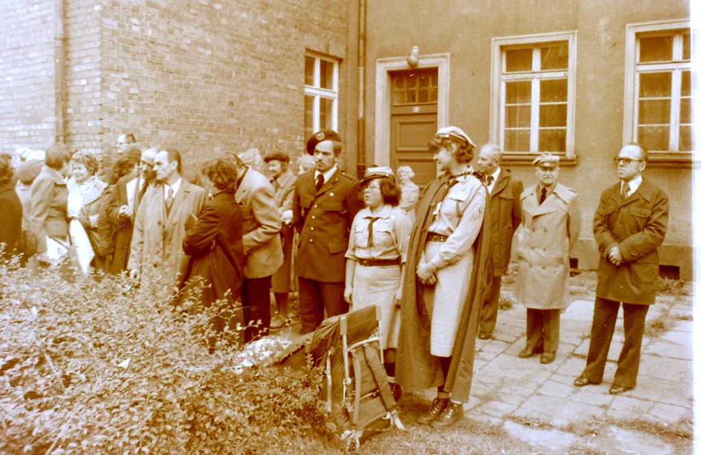 Plik:1981 Odsłonięcie tablicy na Domu Harcerza w Gdańsku. Watra 001 fot. Z.Żochowski.jpg