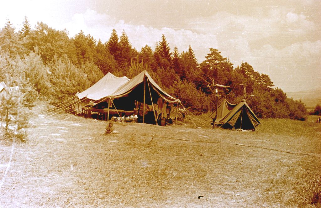 Plik:1957-58 Obóz stały w Bieszczadach. Watra 084 fot. Z.Żochowski.jpg
