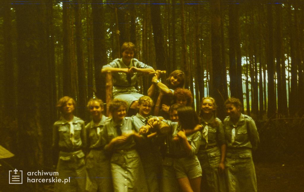 Plik:1986-07 Miały. Puszcza Notecka. Obóz Rezerwat. Szarotka 031 fot. J.Kaszuba.jpg